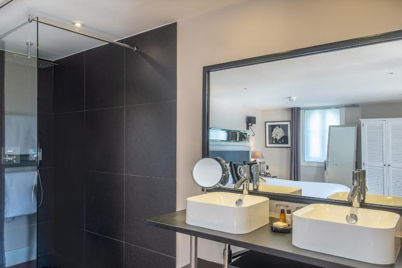 Double Room with Terrace & Park Views image 4