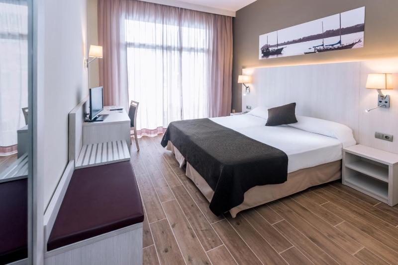 Twin Room with Extra Bed and Balcony (2 Adults + 1 Child) image 3