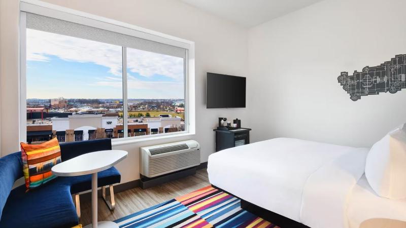Larger Guest room, 1 King image 2