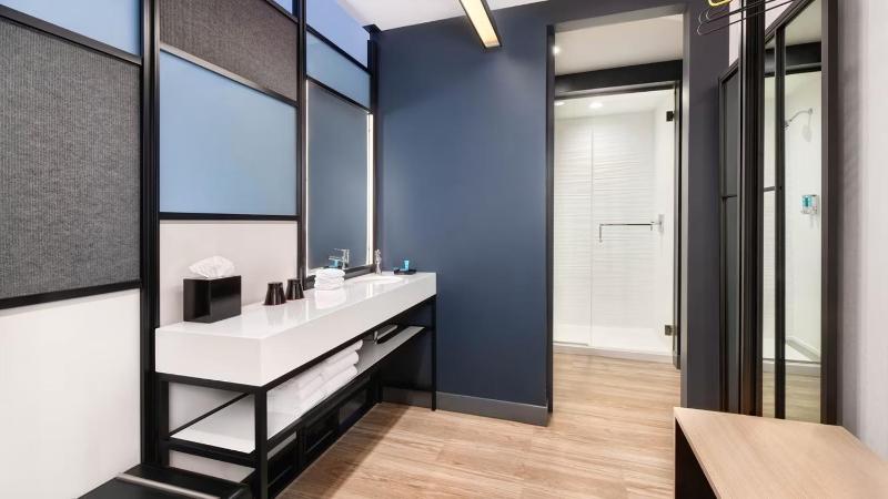 Guest Room, 1 King image 3