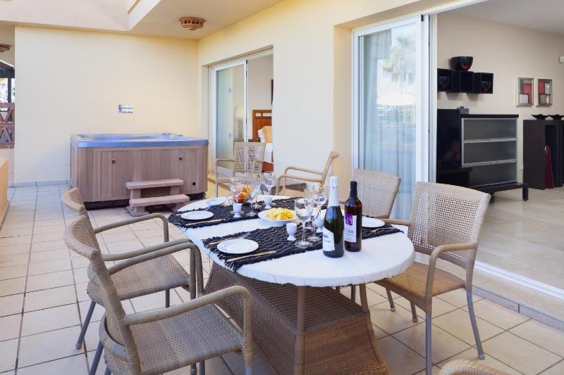 Malibu Mansions by the beach by ALFRESCO STAYS - image 20