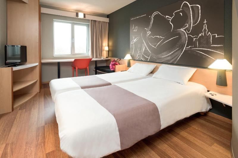 Twin Room with River View image 3