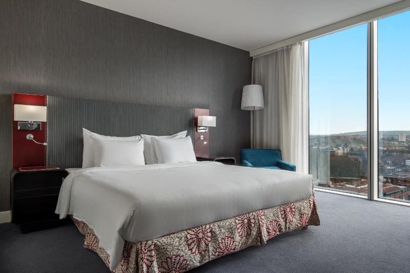 Superior Room with City View image 3