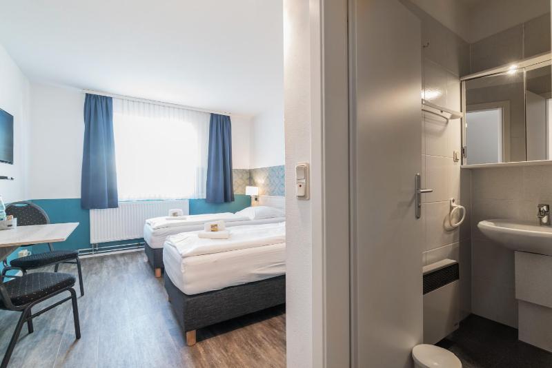 Deluxe Twin Room image 2