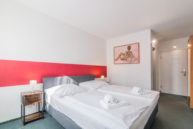 Standard Double Room image 3