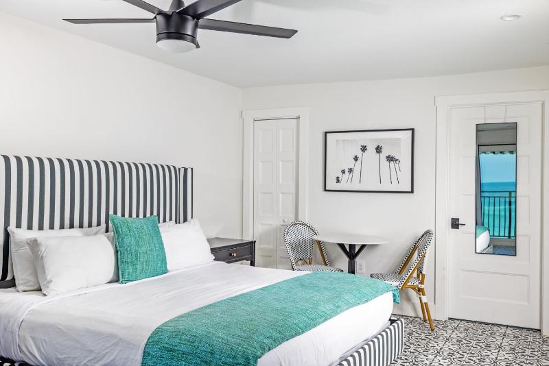 Deluxe King Room image 4