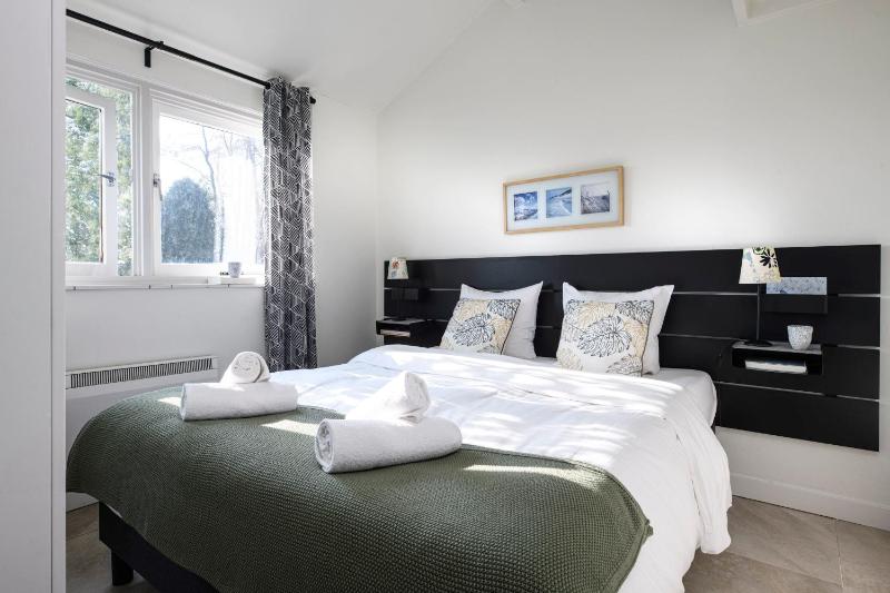 Two-Bedroom Bungalow Island image 3
