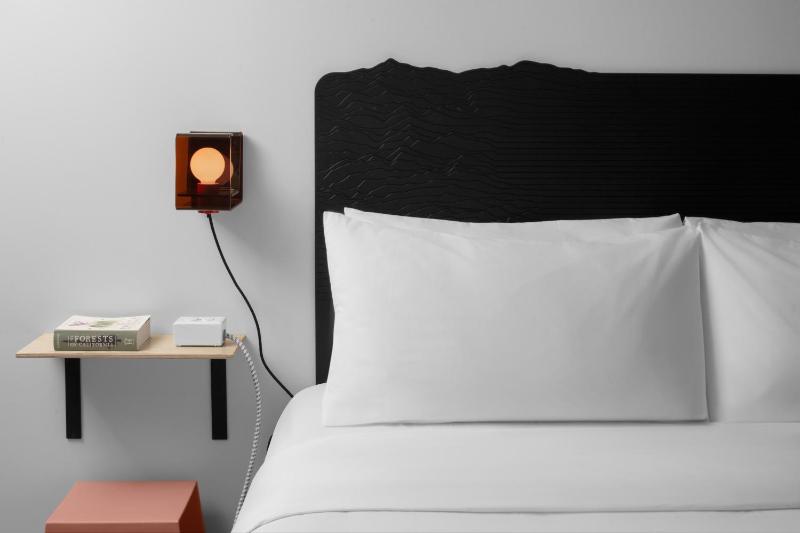 1 Queen Bed Accessible Non Smoking image 4