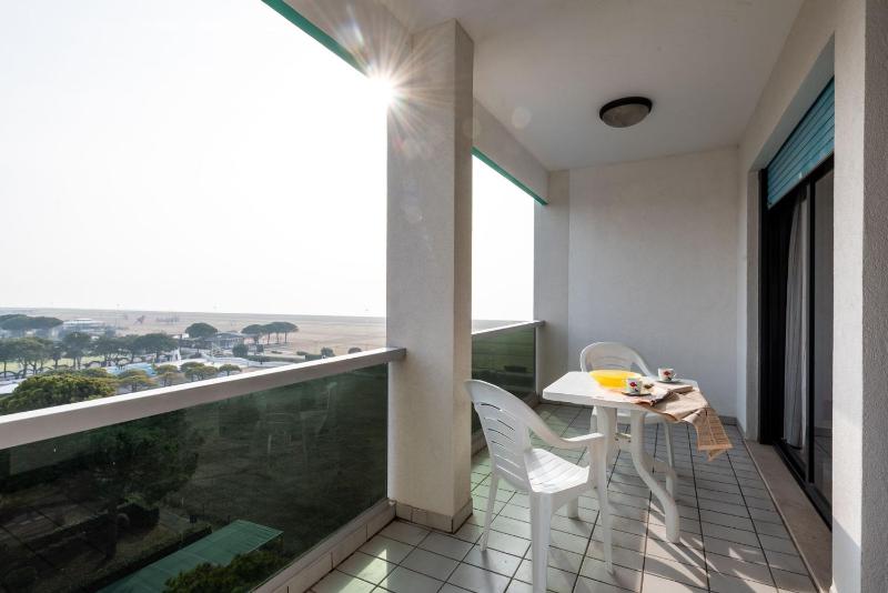 Family beachfront residence in Bibione with pool - image 1