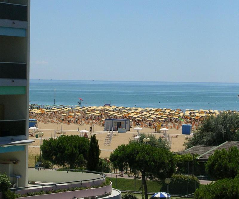 Family beachfront residence in Bibione with pool - image 2