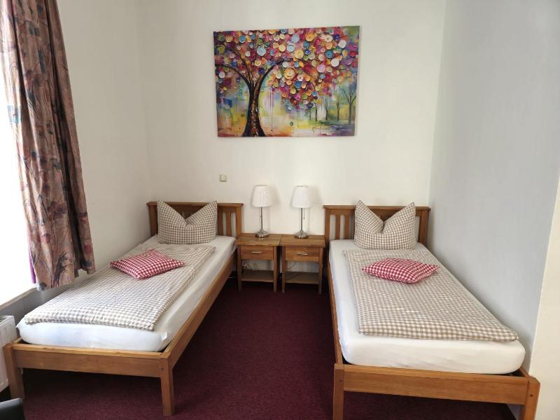 Twin Room image 3