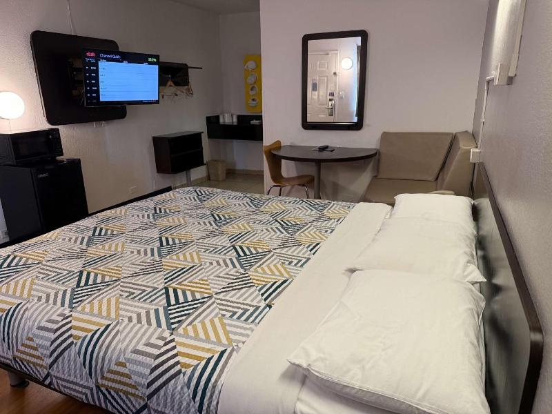King Room with Roll-in Shower - Disability Access - Non-Smoking image 2