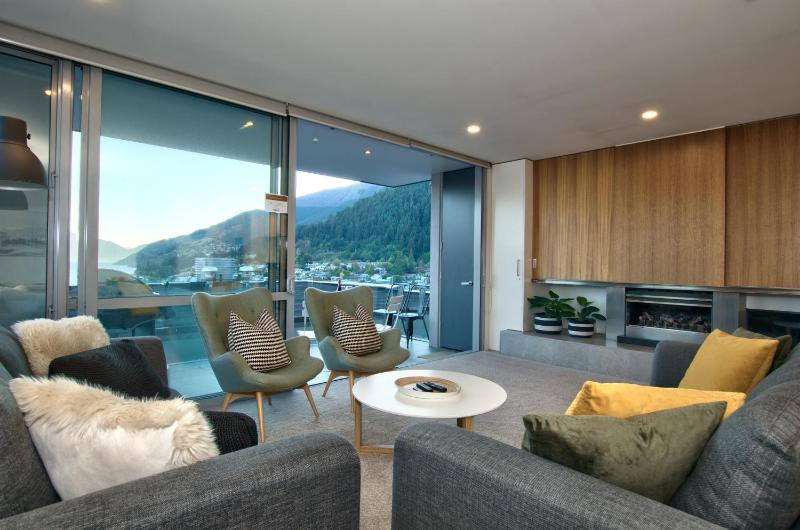 Lakeview 4BR Retreat in Central Queenstown - image 23