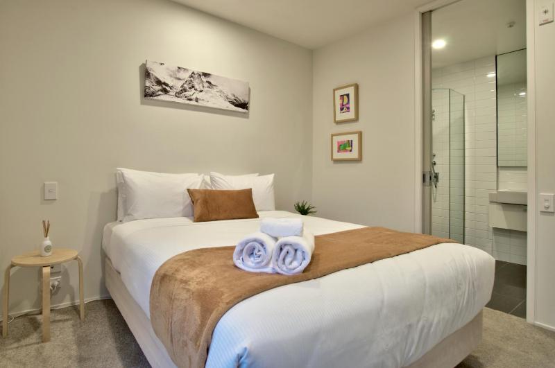 Lakeview 4BR Retreat in Central Queenstown - image 21