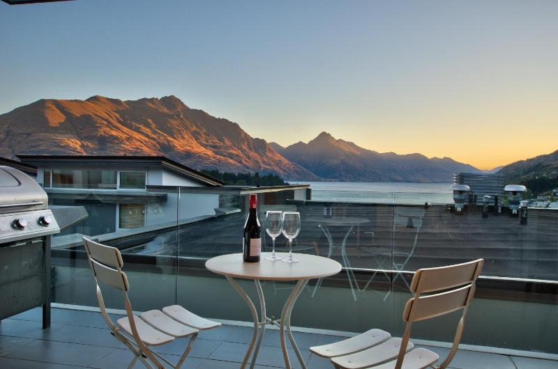 Lakeview 4BR Retreat in Central Queenstown - image 7