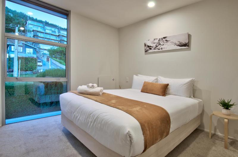 Lakeview 4BR Retreat in Central Queenstown - image 10