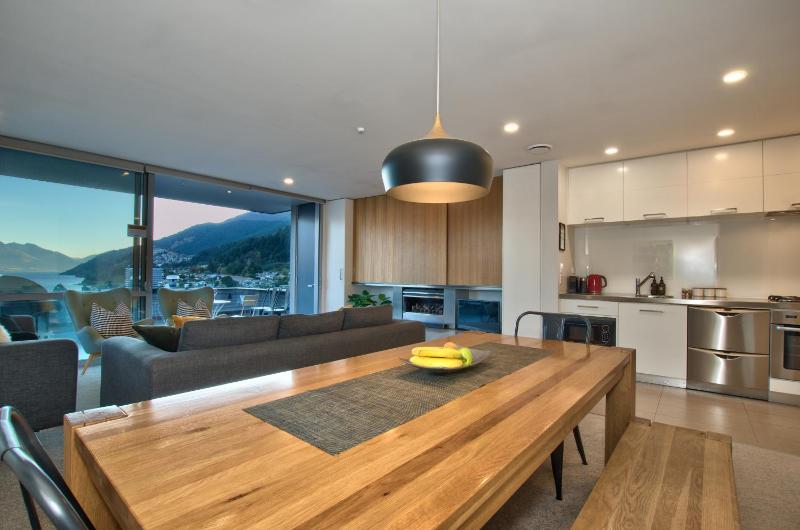 Lakeview 4BR Retreat in Central Queenstown - image 19