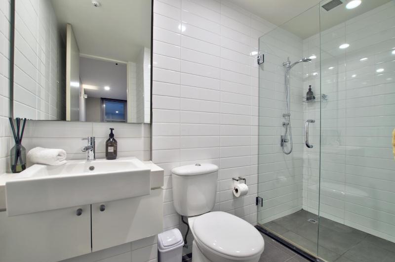 Lakeview 4BR Retreat in Central Queenstown - image 4