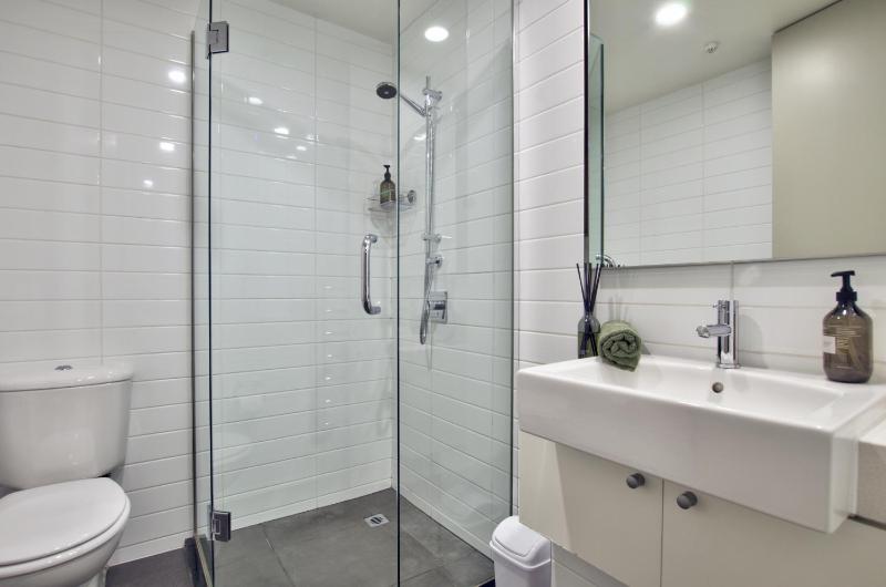 Lakeview 4BR Retreat in Central Queenstown - image 12