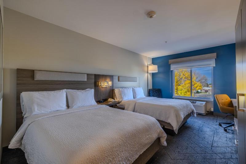 Standard Queen Room with Two Queen Beds image 1