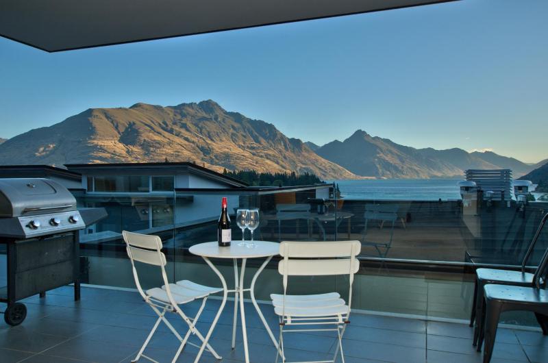 Lakeview 4BR Retreat in Central Queenstown - image 26
