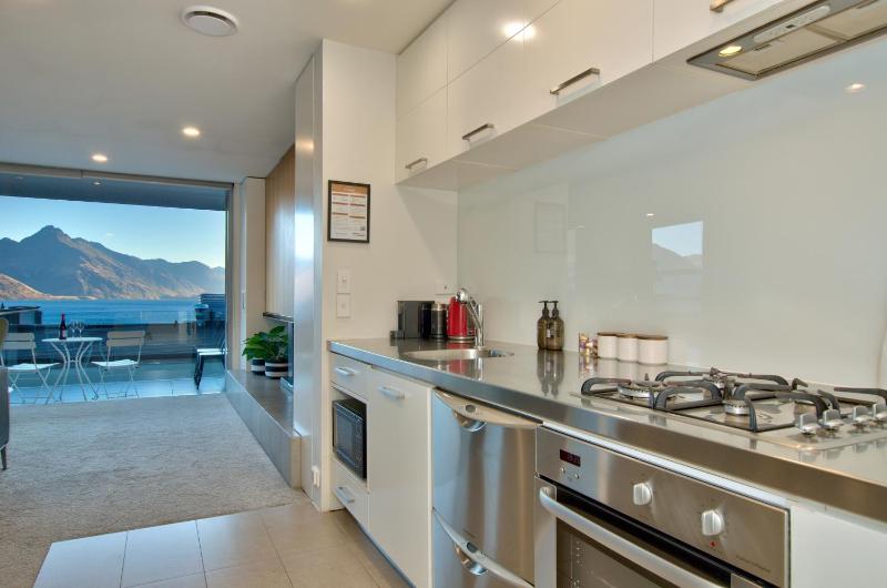 Lakeview 4BR Retreat in Central Queenstown - image 6