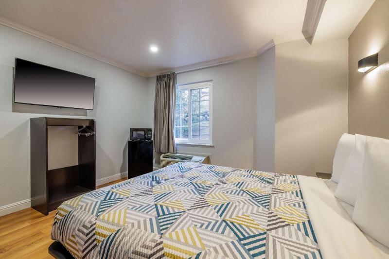 Queen Room - Disability Access - Non-Smoking image 4