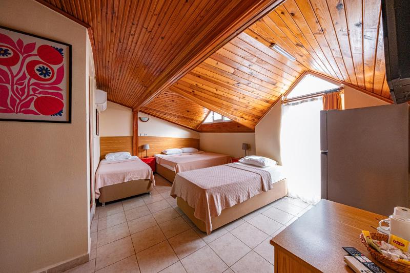 Economy Quadruple Room image 1
