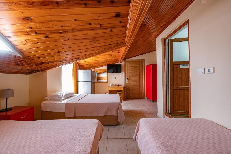 Economy Quadruple Room image 4