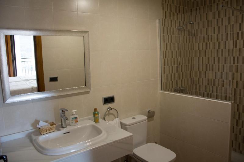 Standard Twin Room image 2