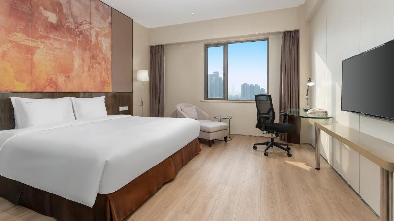Premium Club King Bed Room image 2