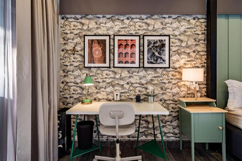 Stylish Roma Sur Home with Rooftop Lounge & BBQ - image 34
