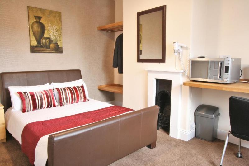 Central Hotel Cheltenham by Roomsbooked - image 15