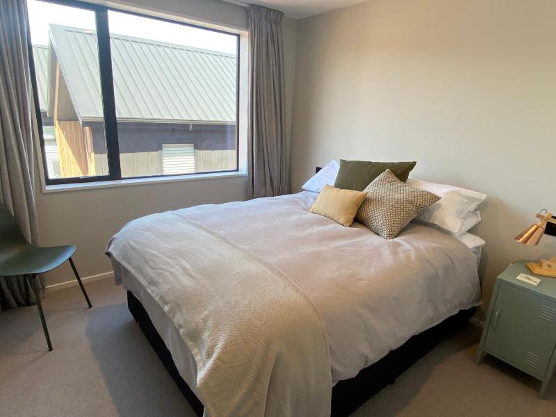 Wanaka Views with Outdoor dining area Games room for kids Sleeps 8 - image 3