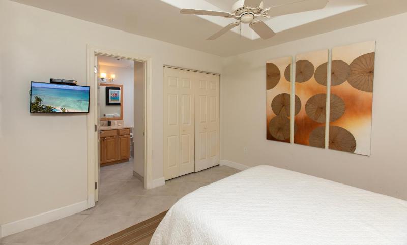 Beachfront 2Br Walk-Out King Pool Ocean View - image 2