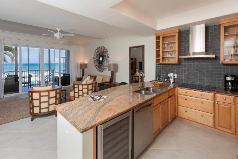 Beachfront 2Br Walk-Out King Pool Ocean View - image 15