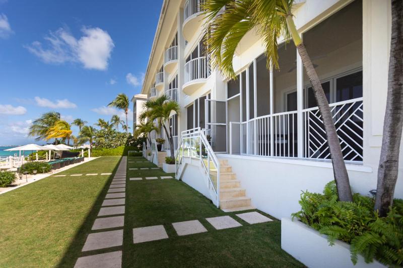 Beachfront 2Br Walk-Out King Pool Ocean View - image 13