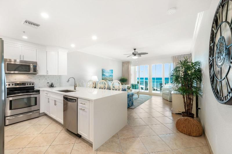 Ground Floor 2Br Walk-Out To Beach & Pool - image 7
