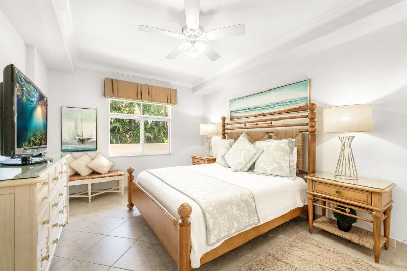 Ground Floor 2Br Walk-Out To Beach & Pool - image 4