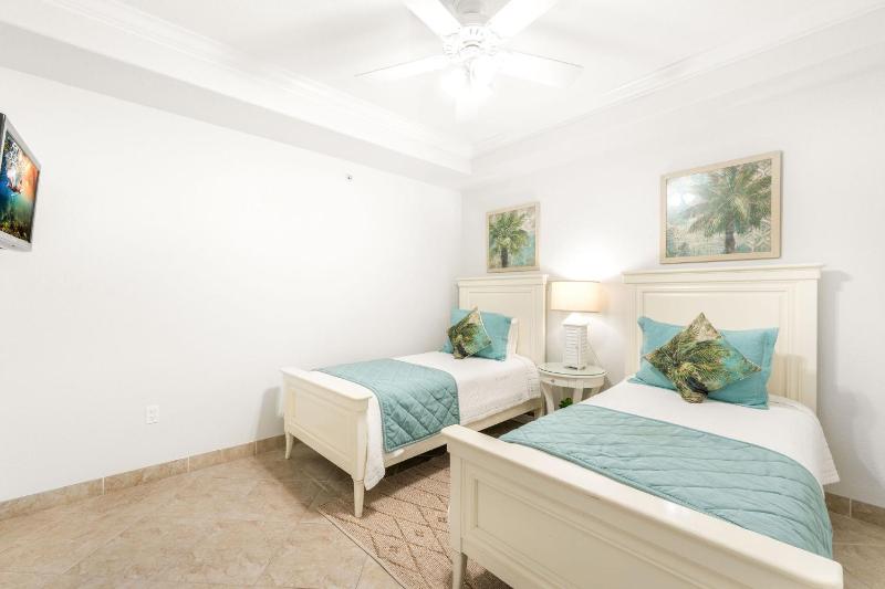Ground Floor 2Br Walk-Out To Beach & Pool - image 12