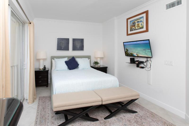 Beachfront 2Br Condo King Queen Sunset Views - image 8