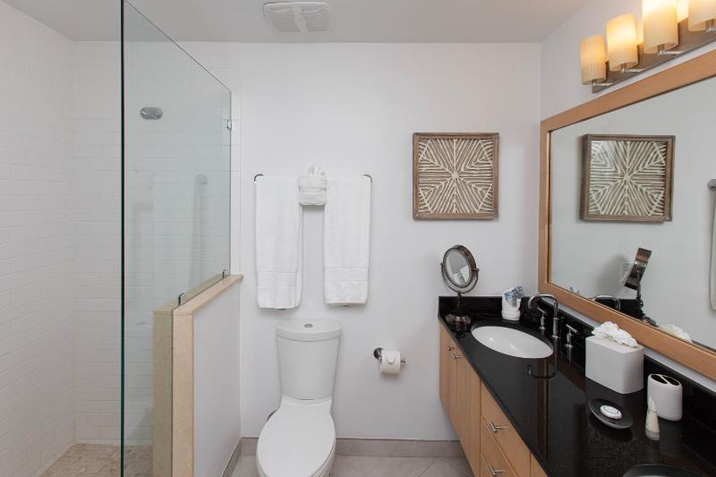 Beachfront 2Br Condo King Queen Sunset Views - image 6
