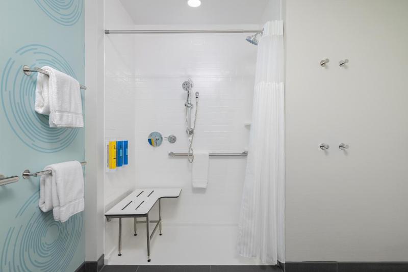 Queen Room with Two Queen Beds - Mobility Access image 2