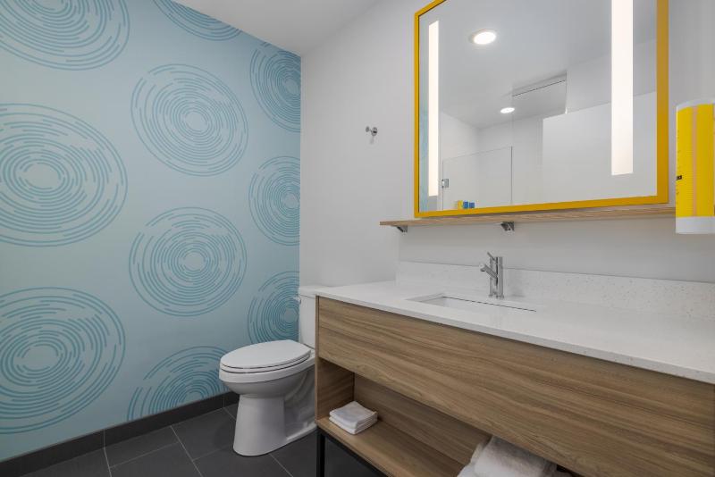 King Room with Walk-In Shower image 3