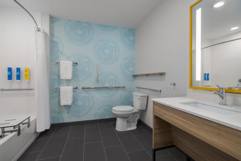 King Room with Bath Tub - Mobility Access image 4