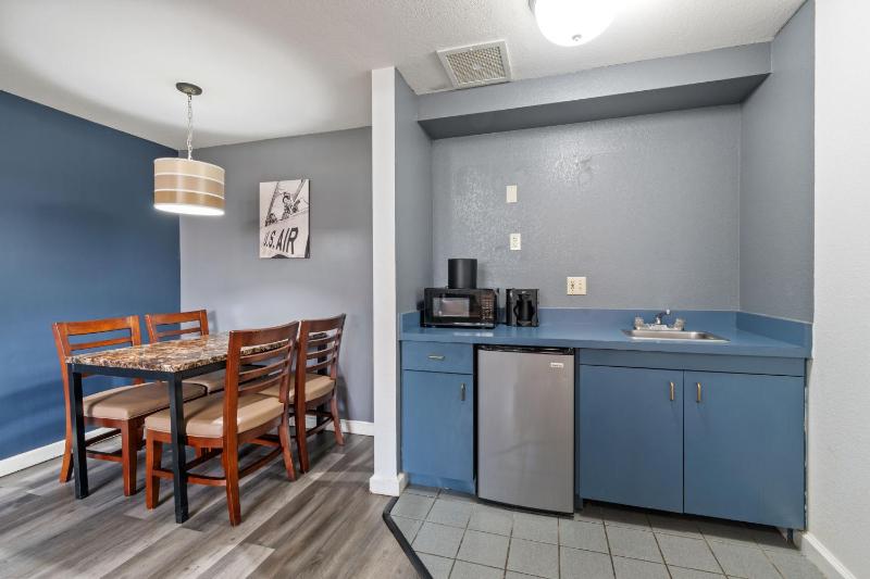 2 Queen Beds, Two-Bedroom, Suite, Non-Smoking image 4