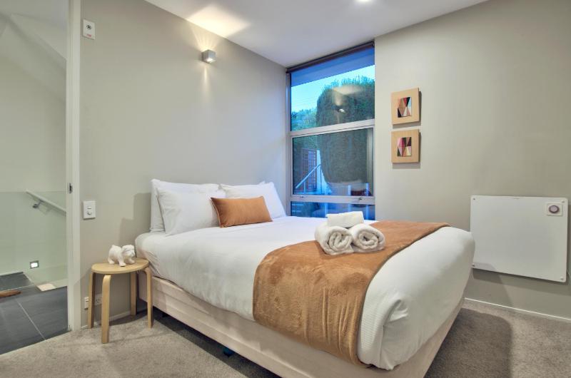 Lakeview 4BR Retreat in Central Queenstown - image 3