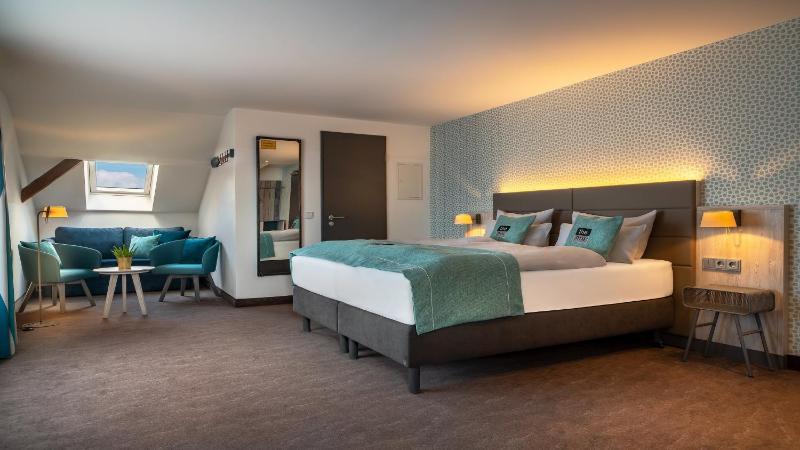 Premium Queen Room with sofa bed image 3
