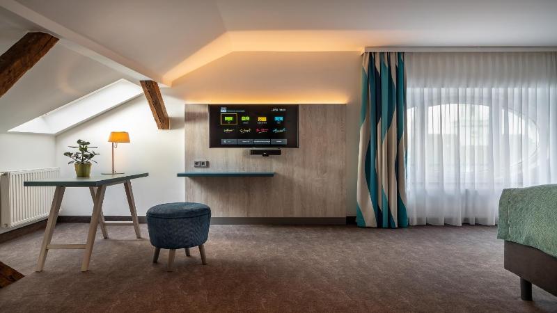 Premium Queen Room image 3