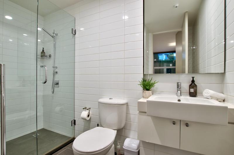 Lakeview 4BR Retreat in Central Queenstown - image 24